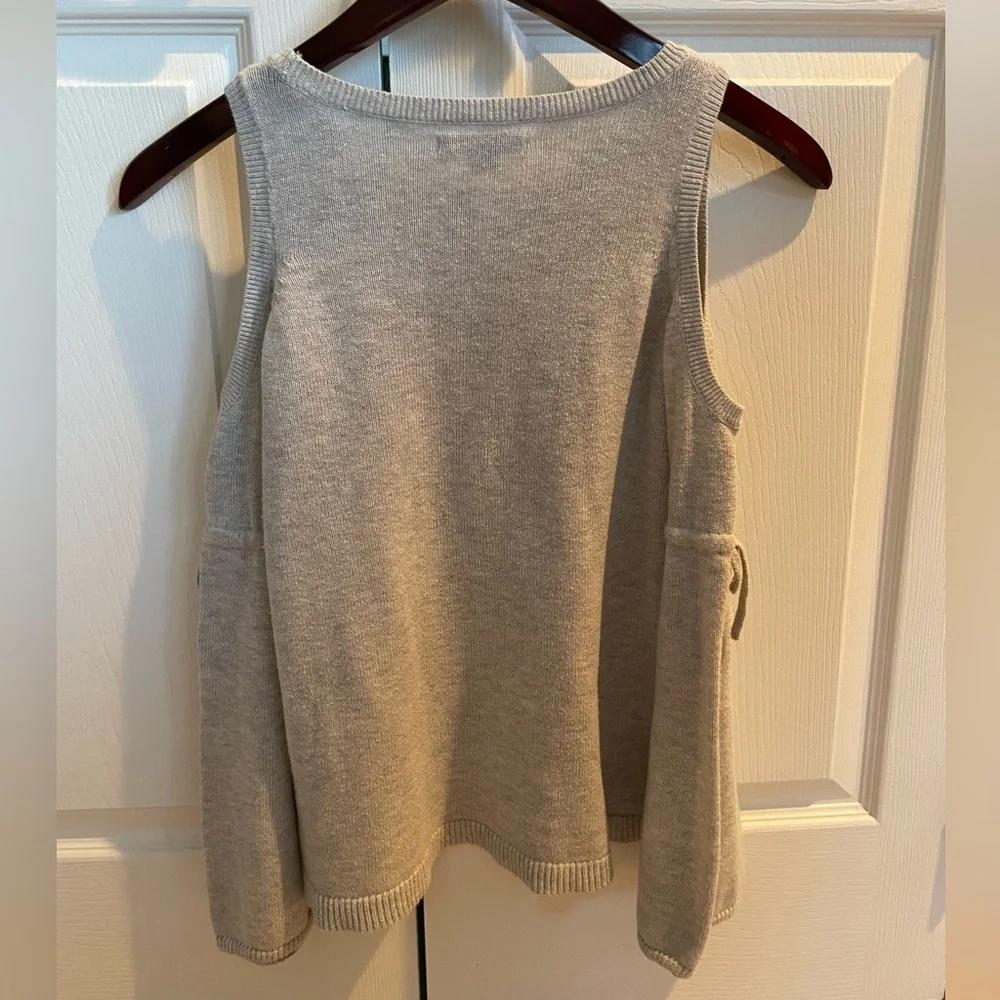 American Eagle Bell-Sleeve Cold-Shoulder Sweater Light Gray Small - Picture 4 of 7